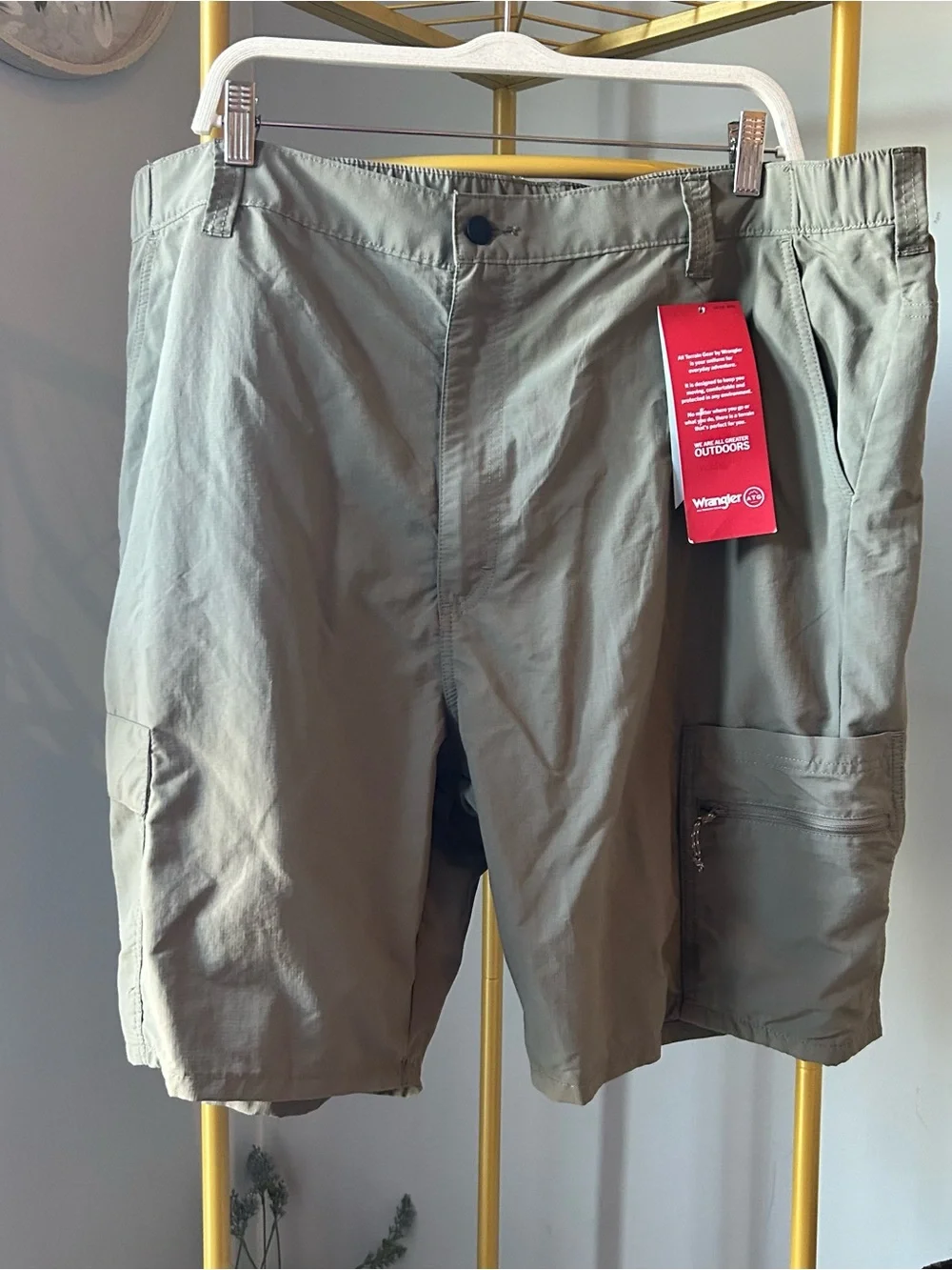 Men's Wrangler ATG Peak Cargo outdoor Shorts Elastic Waistband 9” inseam size 44